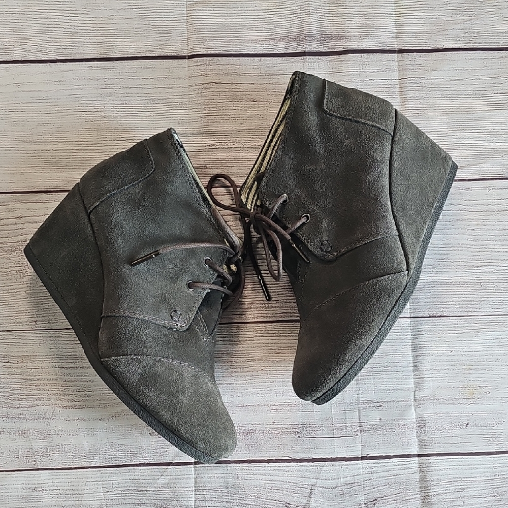 Toms 7.5 Gray Suede Wedge Booties